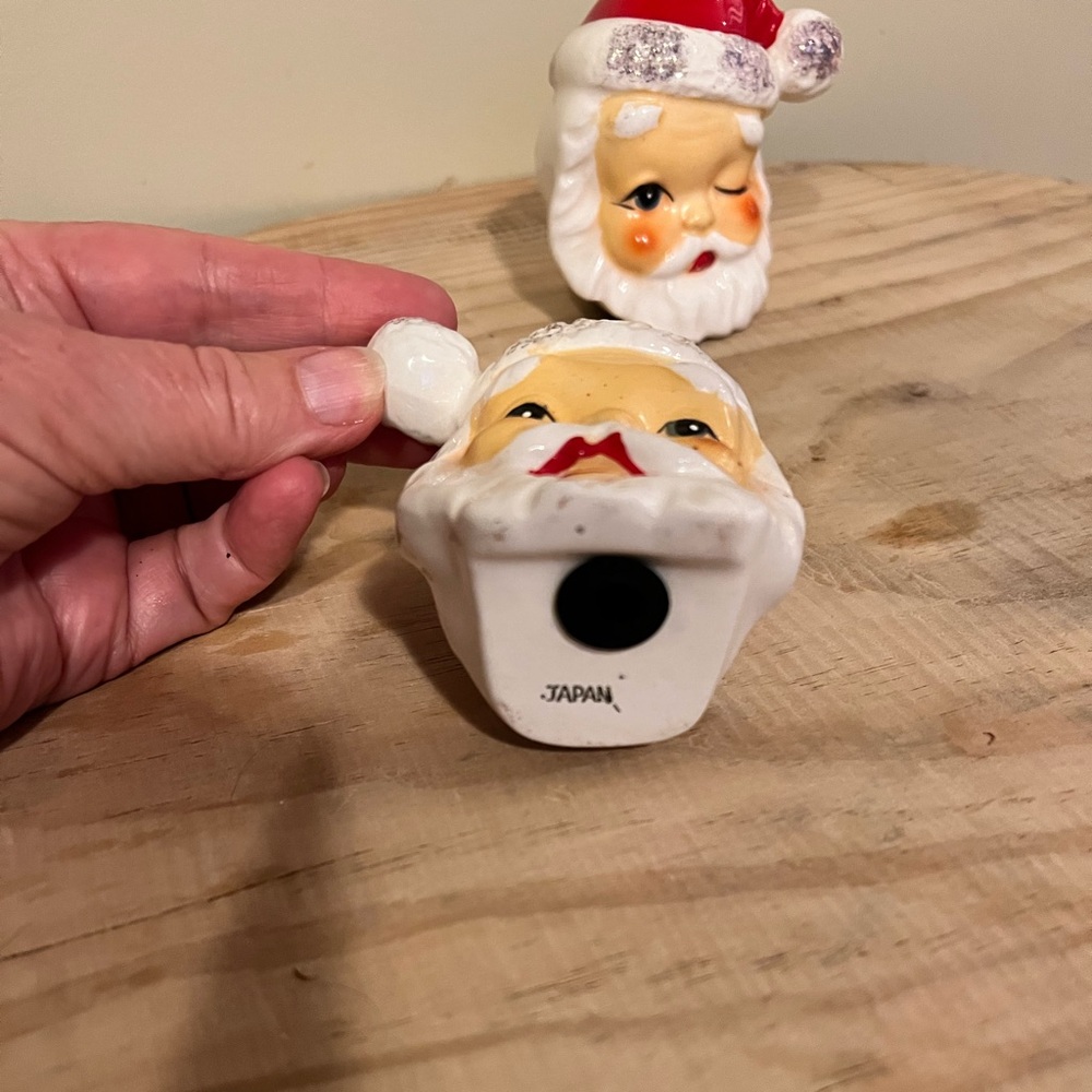 🎅 VINTAGE winking santa salt and pepper shakers - Picture 3 of 7